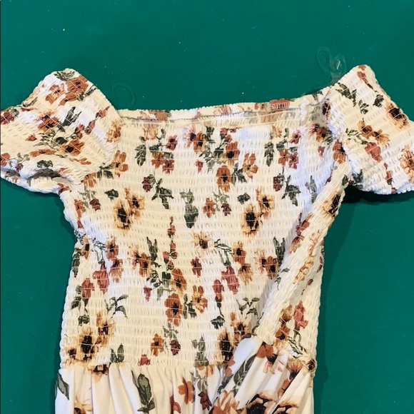 Cold shoulder floral jumpsuit!🥰 - Picture 2 of 2